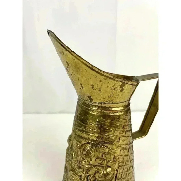 VTG Brass Embossed Pitcher Made in England Pub Scene 8.5" Hammered - Picture 9 of 15